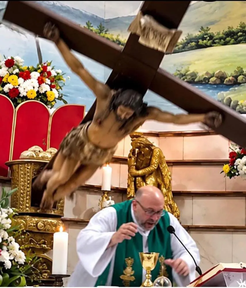 CRUZ CAI NA CABEÇA DE PADRE DURANTE A MISSA